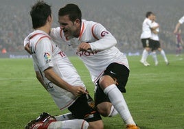 Juan Mata, a la derecha, celebra un gol con Villa durante su etapa con el Valencia.