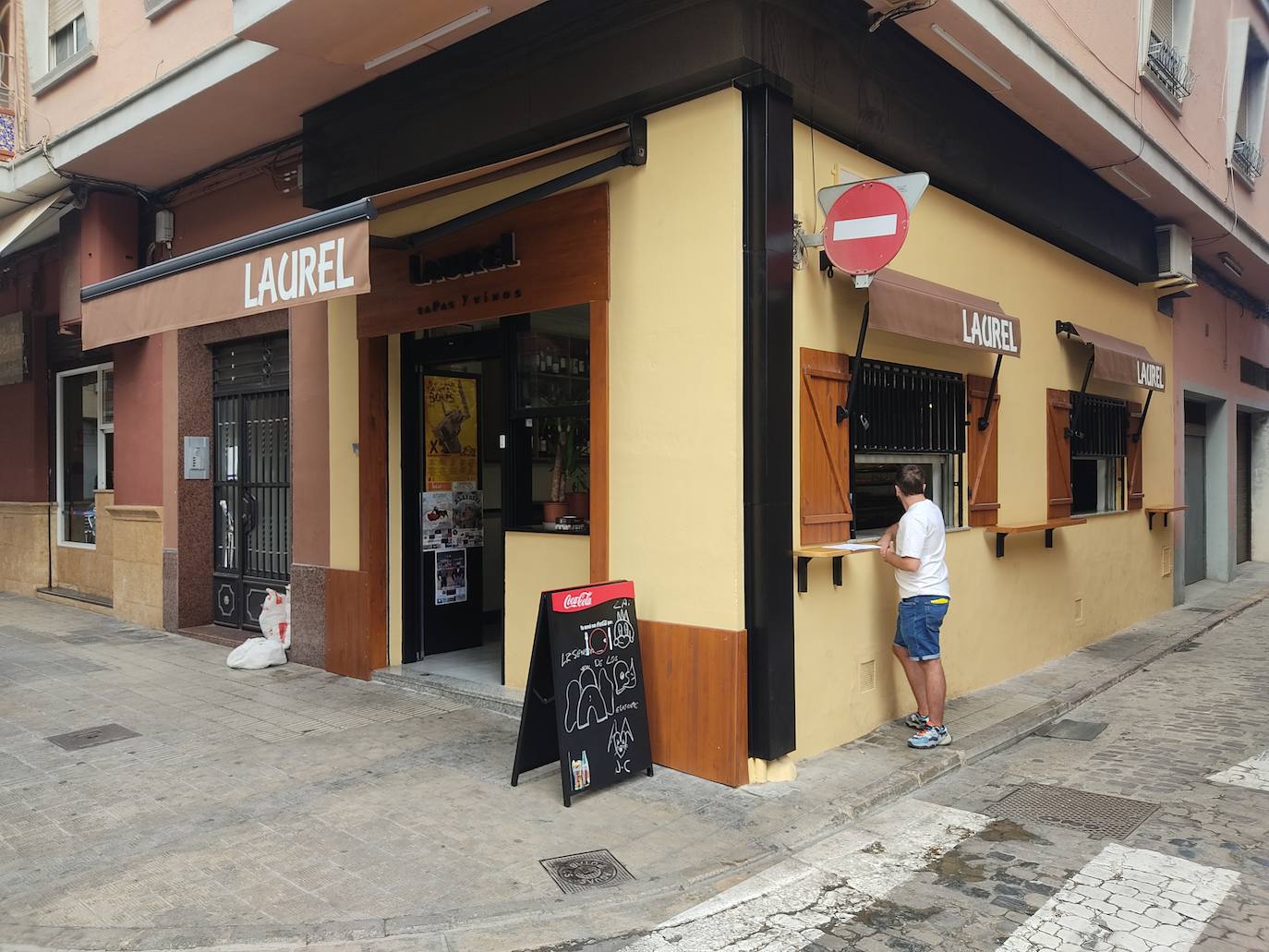 Imagen principal - Algemesí importa un pedacito de la calle Laurel