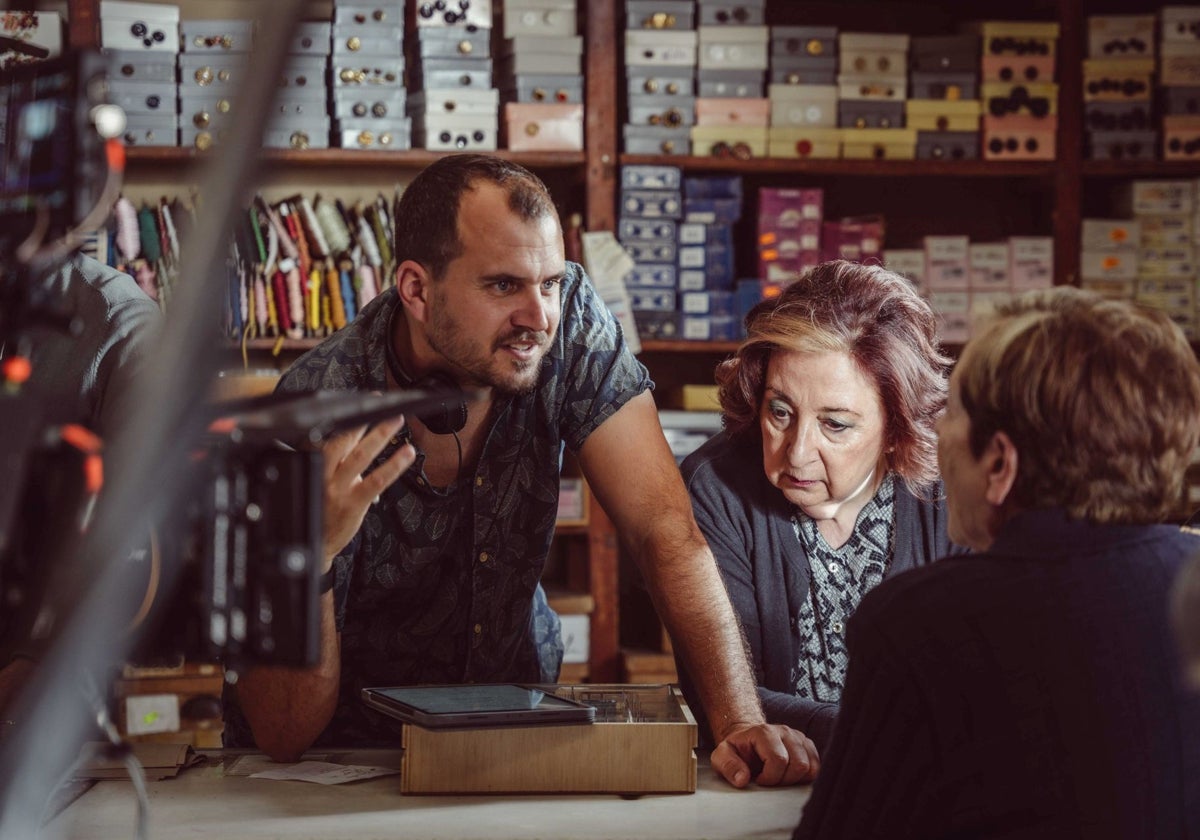 El director valenciano Sergi Miralles, en el rodaje de 'L'àvia i el foraster' ('La abuela y el forastero').