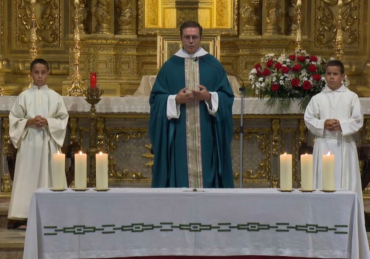 Imagen de la retransmisión de la Santa Misa desde la Parroquia de la Asunción de Torrent e impartida por el sacerdote José Corbí.