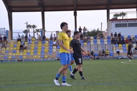 Un defensor dianense durante un partido.