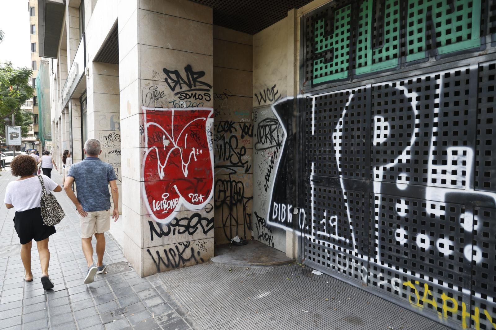 Graffitis y vandalismo en el centro histórico de Valencia