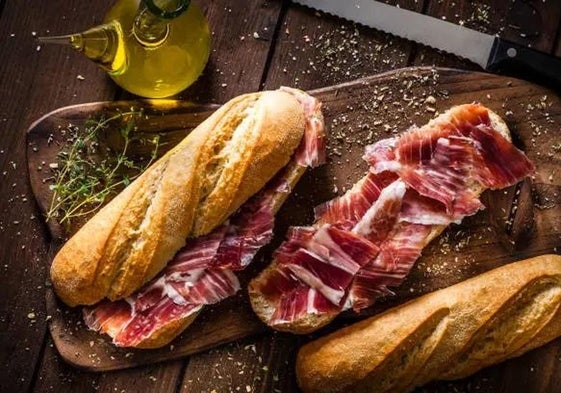 Un bocadillo de jamón en una imagen de archivo.