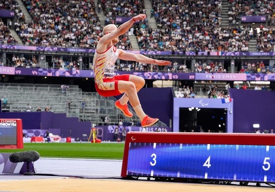 Iván Cano durante la prueba de salto de longitud en París.