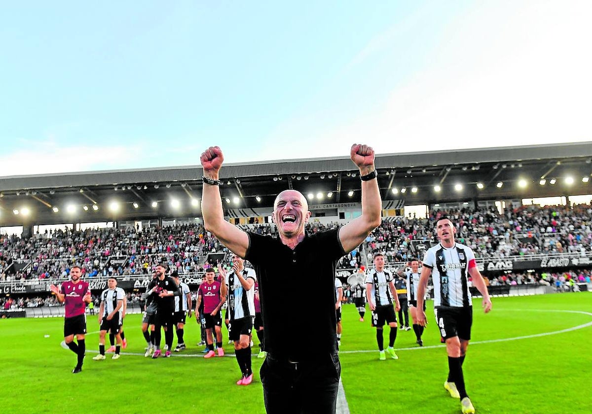 Julián Calero, en la celebración de la permanencia lograda con el Cartagena la pasada temporada.