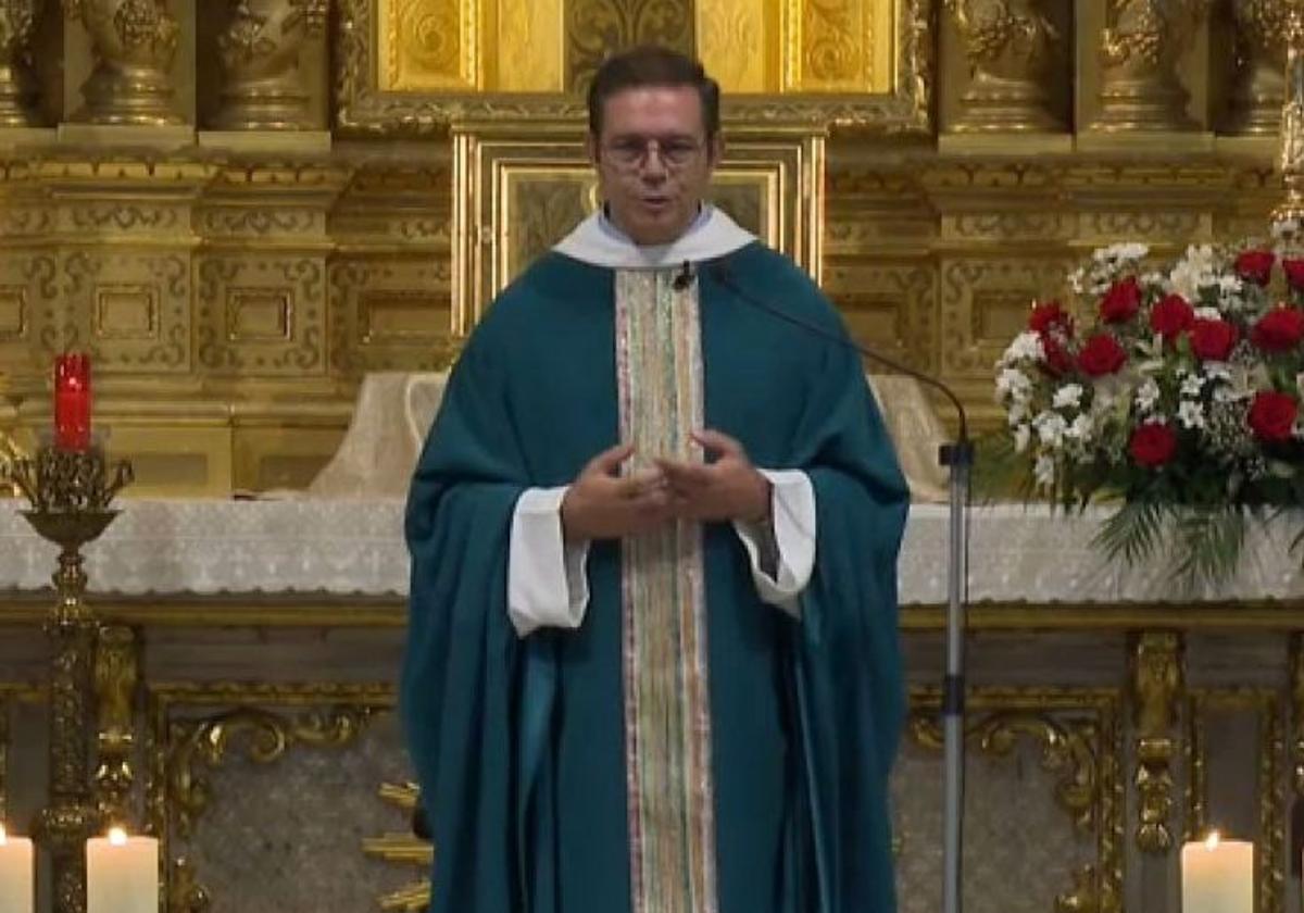 El sacerdote Jesús Corbí es el párroco que imparte la Santa Misa en la televisión valenciana.