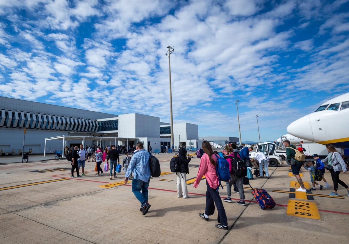 Valencia y el aeropuerto de Castellón seguirán conectados por un autobús hasta octubre 