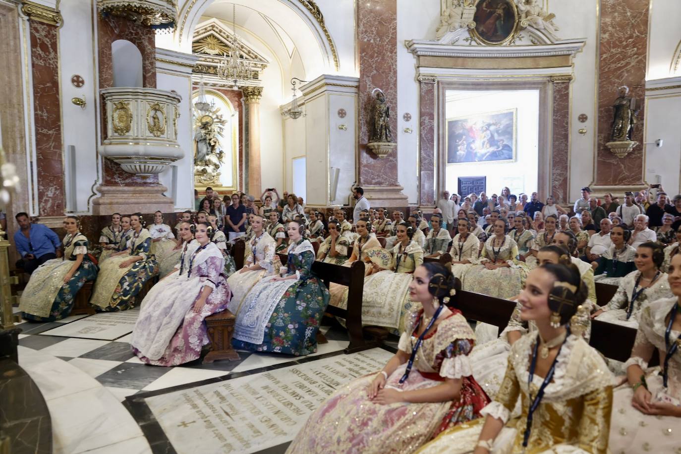 Las candidatas a fallera mayor de Valencia 2025 visitan la Basílica de la Virgen