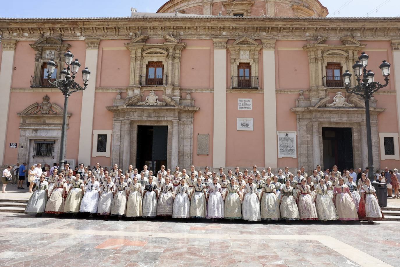 Las candidatas a fallera mayor de Valencia 2025 visitan la Basílica de la Virgen