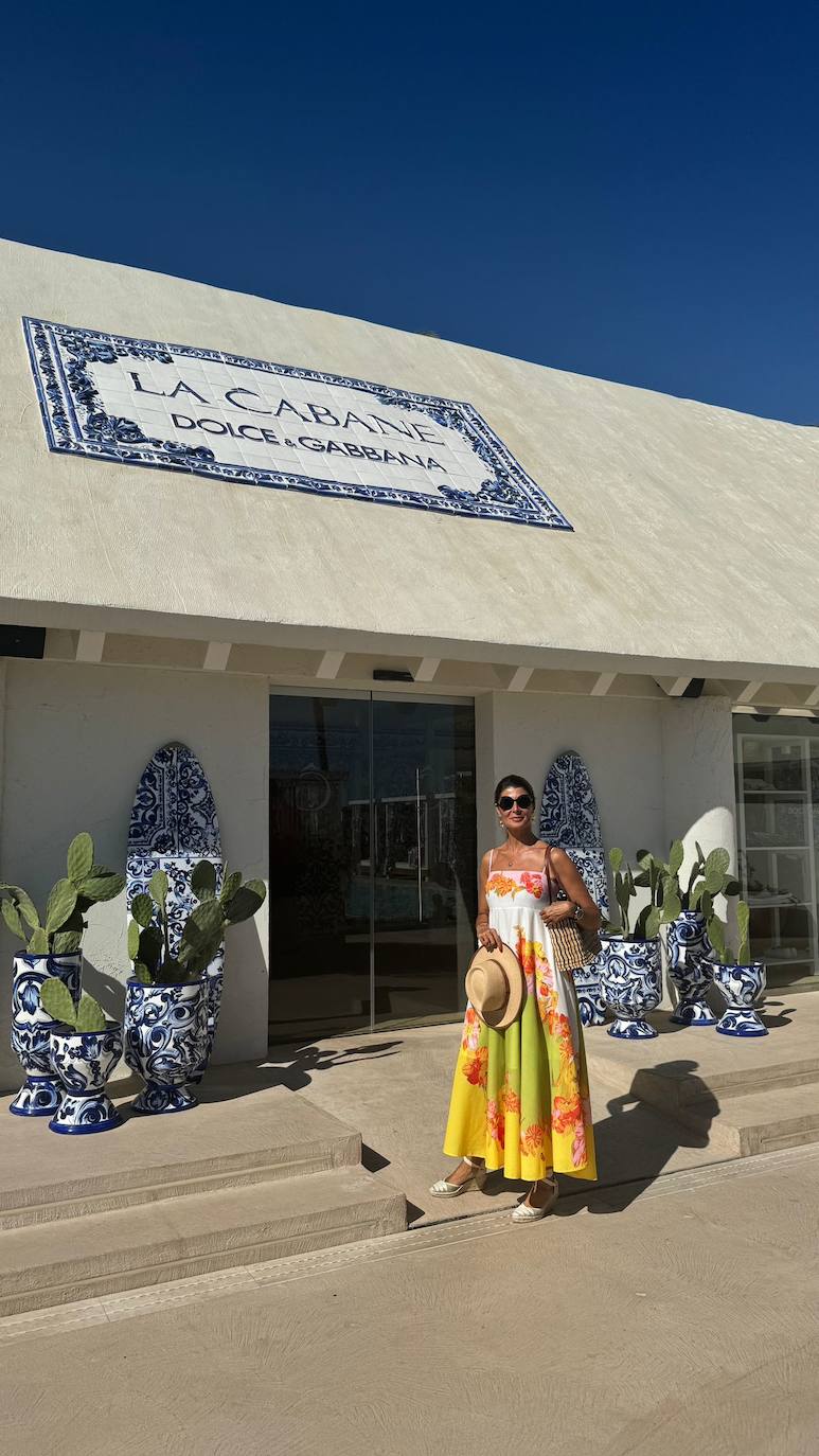 Vestido de flores de Amado, combinado con sombrero Panamá, bolso de paja Loewe con espardenyes Castañer.