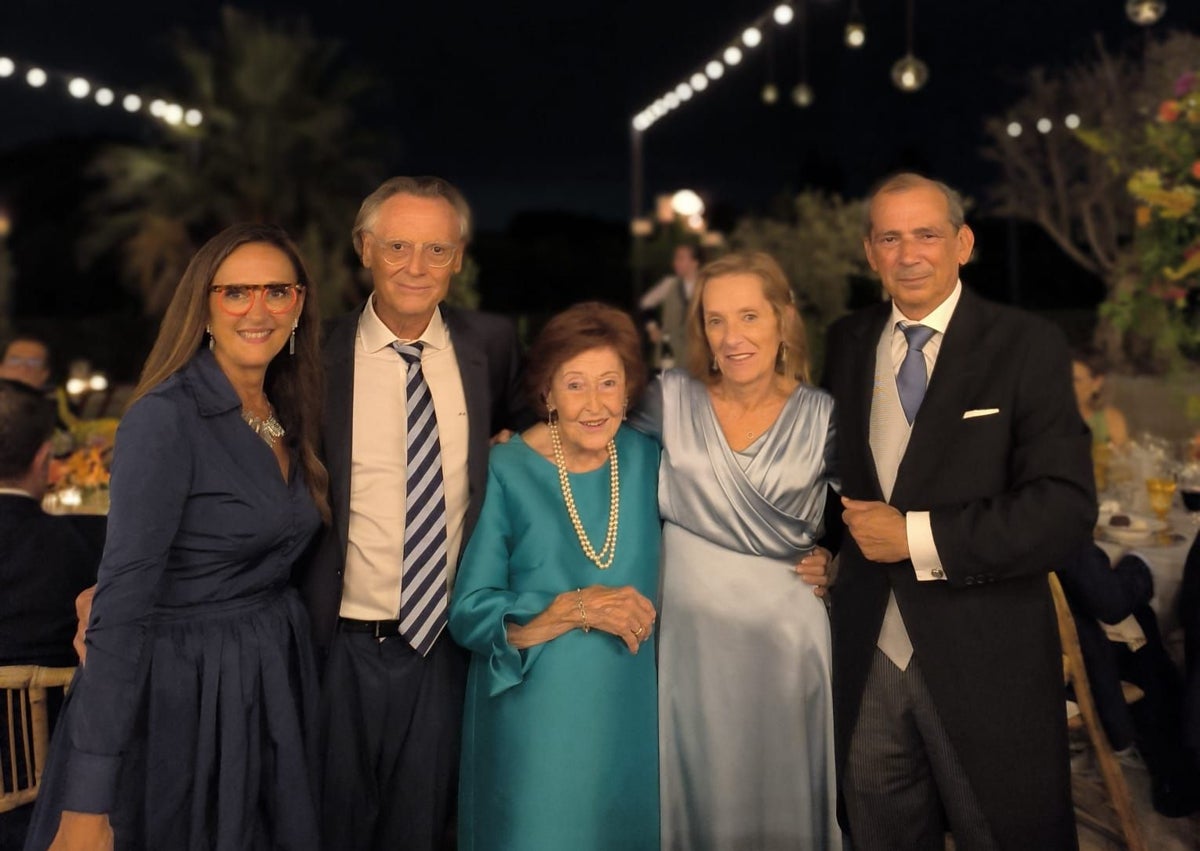 Imagen secundaria 1 - En la imagen central, Laura Cano,; Antonio Reyes; Josefina López; Concepción Dapena y Tino Piñón e imágenes de invitados.