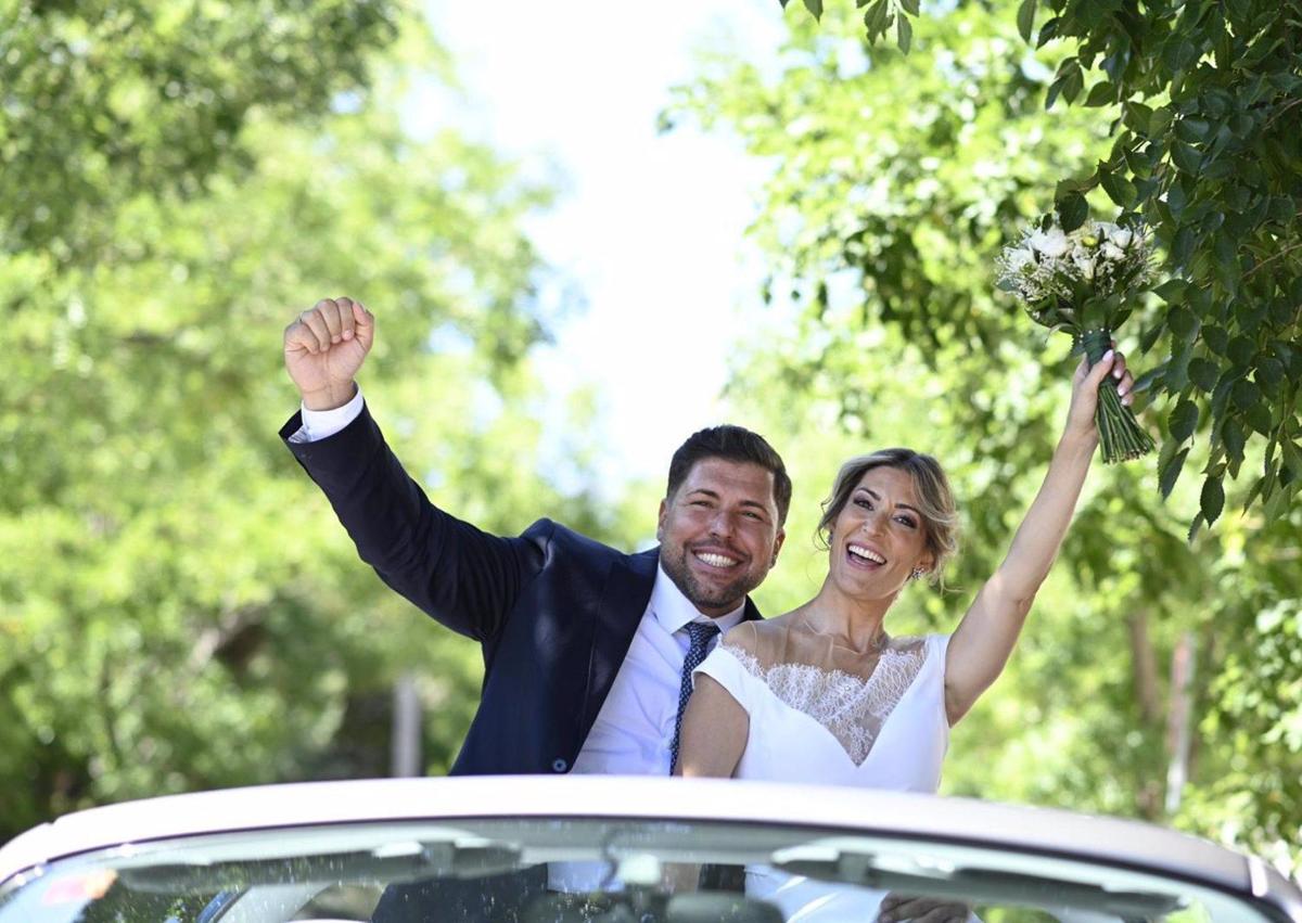 Imagen secundaria 1 - El invitado sorpresa a la boda de Kike, el sobrino de Ana Rosa Quintana, y Cristina que terminó robándoles el protagonismo a los novios