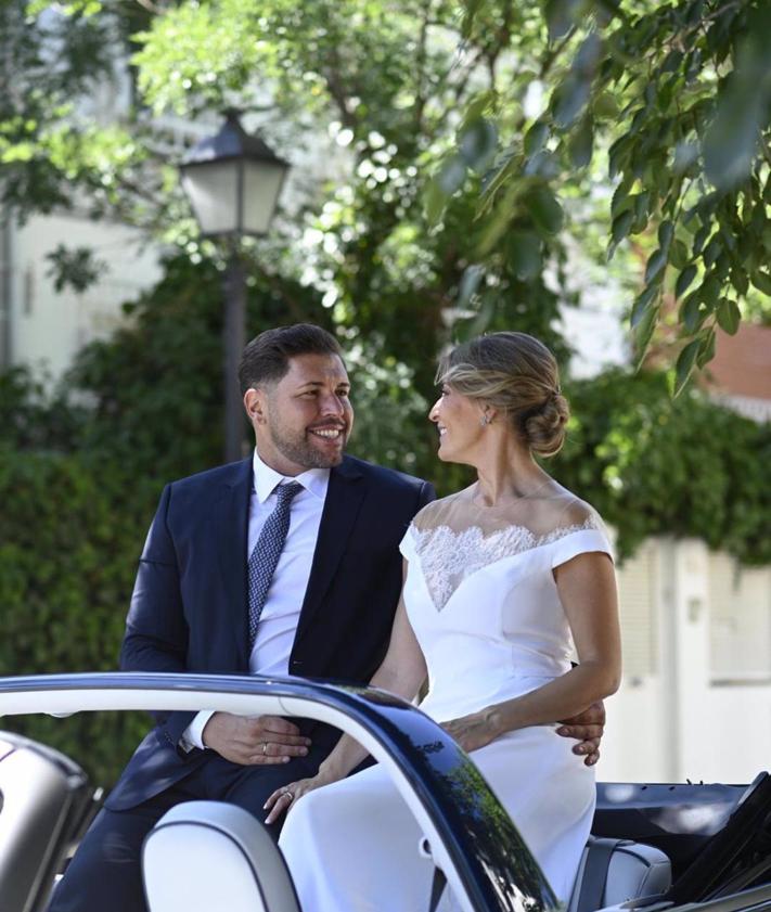 Imagen secundaria 2 - El invitado sorpresa a la boda de Kike, el sobrino de Ana Rosa Quintana, y Cristina que terminó robándoles el protagonismo a los novios