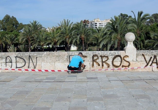 Limpieza de los grafitis en uno de los puentes históricos, en imagen de archivo.