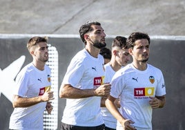 Rafa Mir, en un entrenamiento de pretemporada entre Alberto Marí y Guillamón.