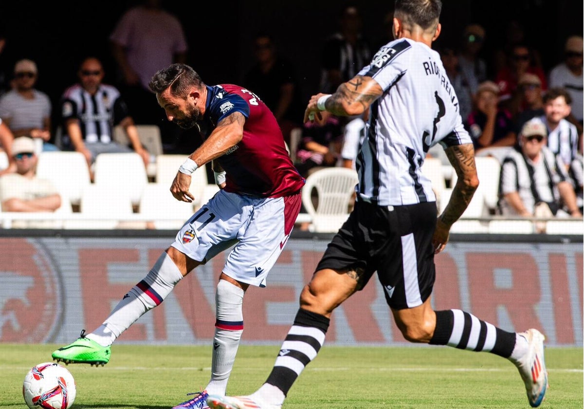 José Luis Morales golpea el balón durante el partido contra el Cartagena.