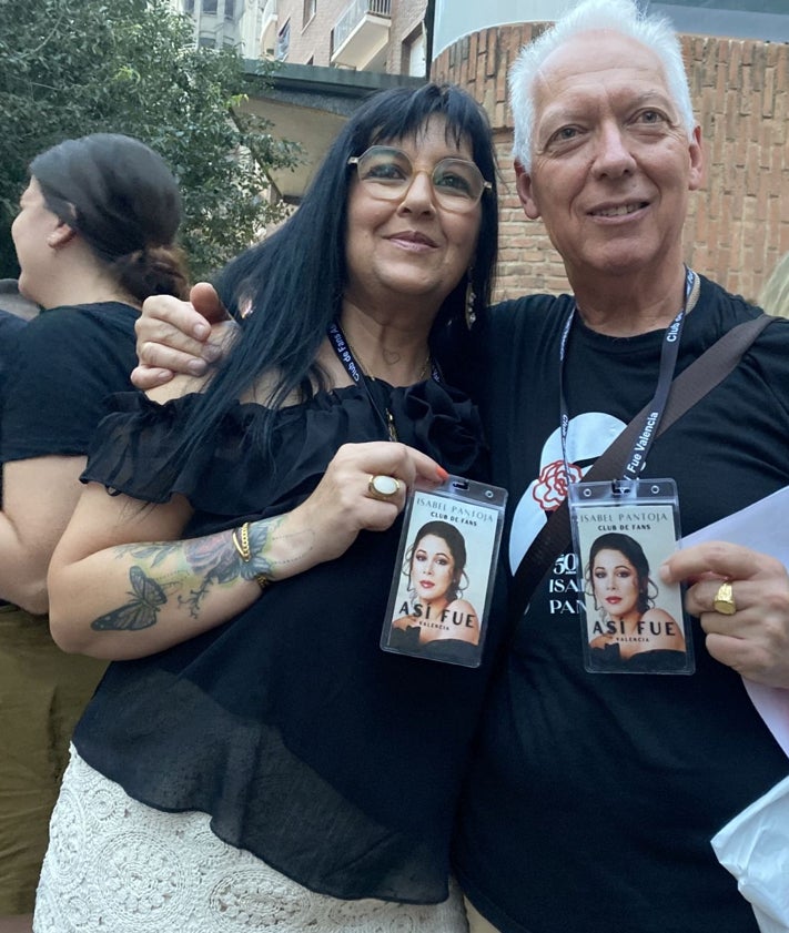 Imagen secundaria 2 - María Jóver, en el centro, sus hijas y nieto; un grupo de jóvenes ataviadas como folclóricas y José Félix González y Tere Corralero, del club de fans de Valencia.