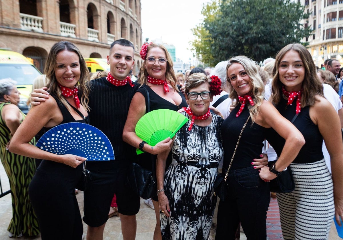 Imagen principal - María Jóver, en el centro, sus hijas y nieto; un grupo de jóvenes ataviadas como folclóricas y José Félix González y Tere Corralero, del club de fans de Valencia.