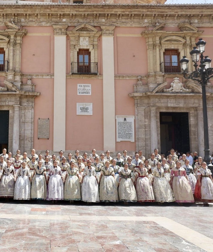 Imagen secundaria 2 - Primera prueba realizada de las aspirantes a falleras mayores de Valencia de 2025.