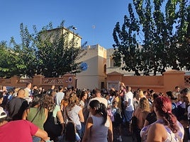 Los padres despiden a sus hijos a la entrada de un colegio.