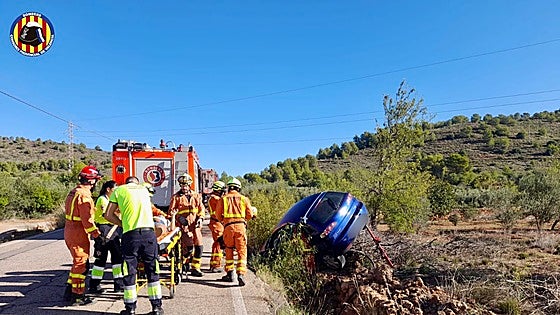 Los bomberos socorren a un hombre atrapado en su coche en Estivella