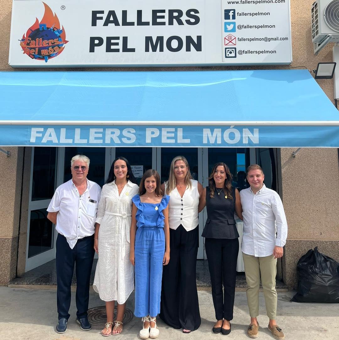 Los representantes de la asociación reciben a los cargos municipales.