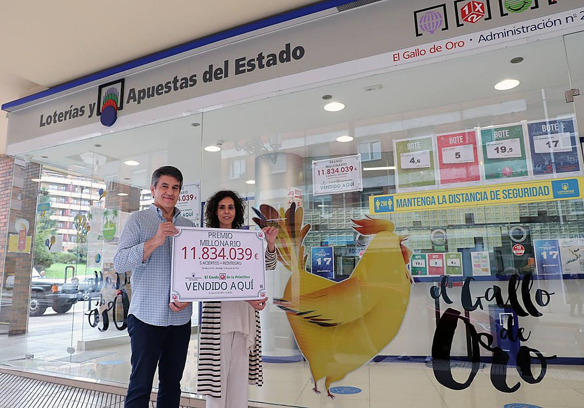 Varios ganadores de un premio de Loterías y Apuestas del Estado, en una imagen de archivo.