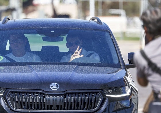 Rafa Mir, abandonando la ciudad deportiva de Paterna.