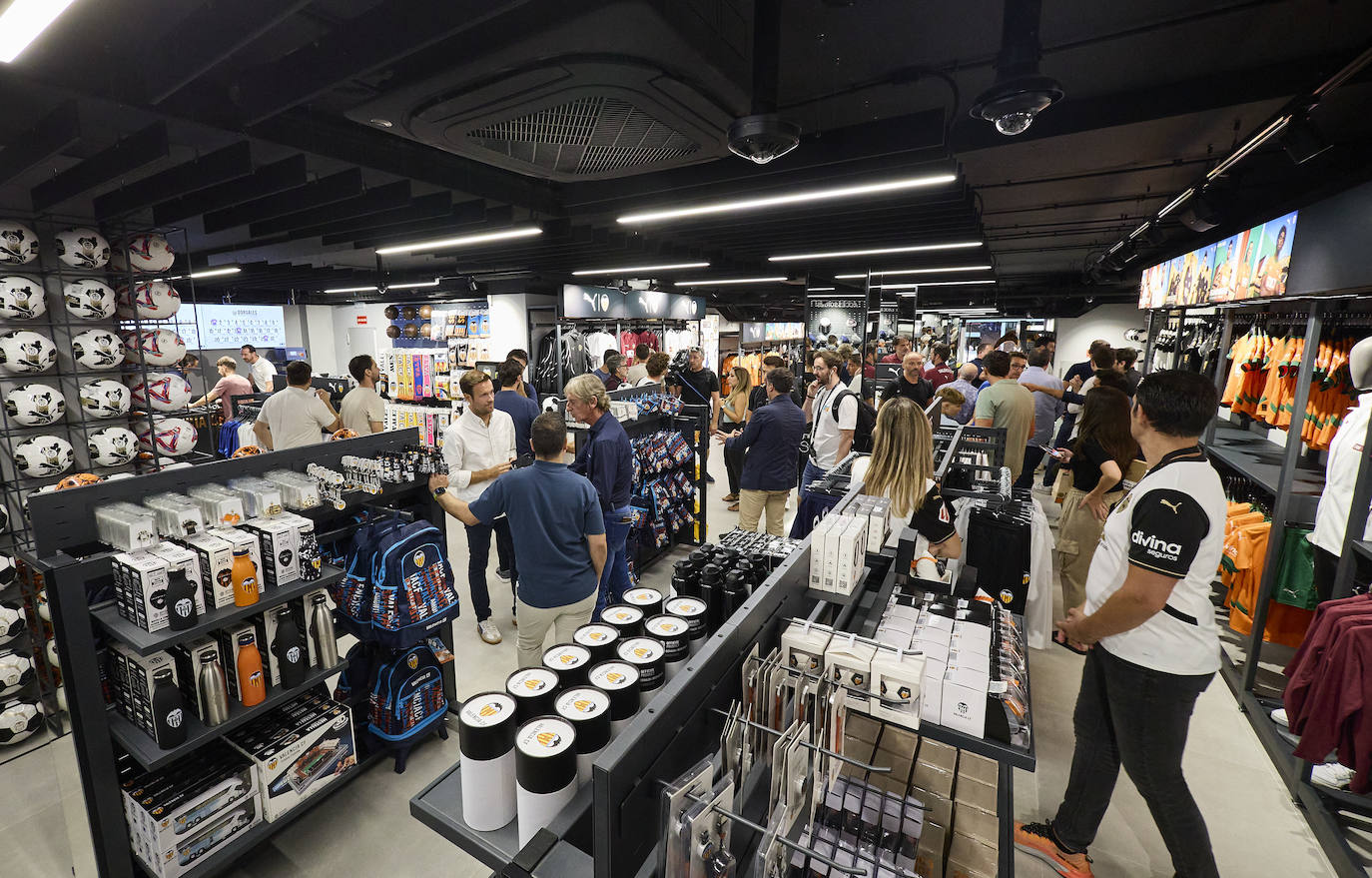 La nueva tienda del Valencia CF en la calle Colón abre sus puertas