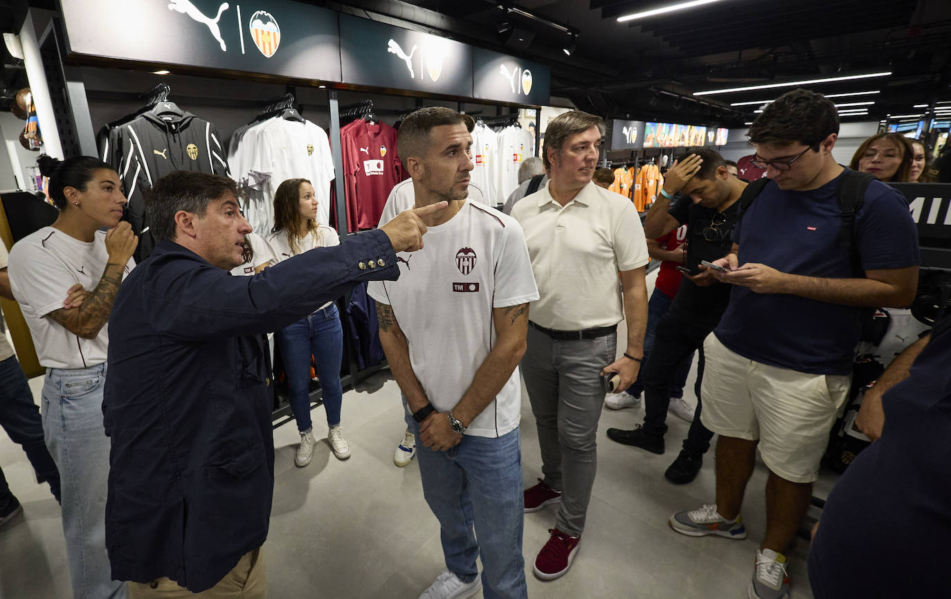 La nueva tienda del Valencia CF en la calle Colón abre sus puertas