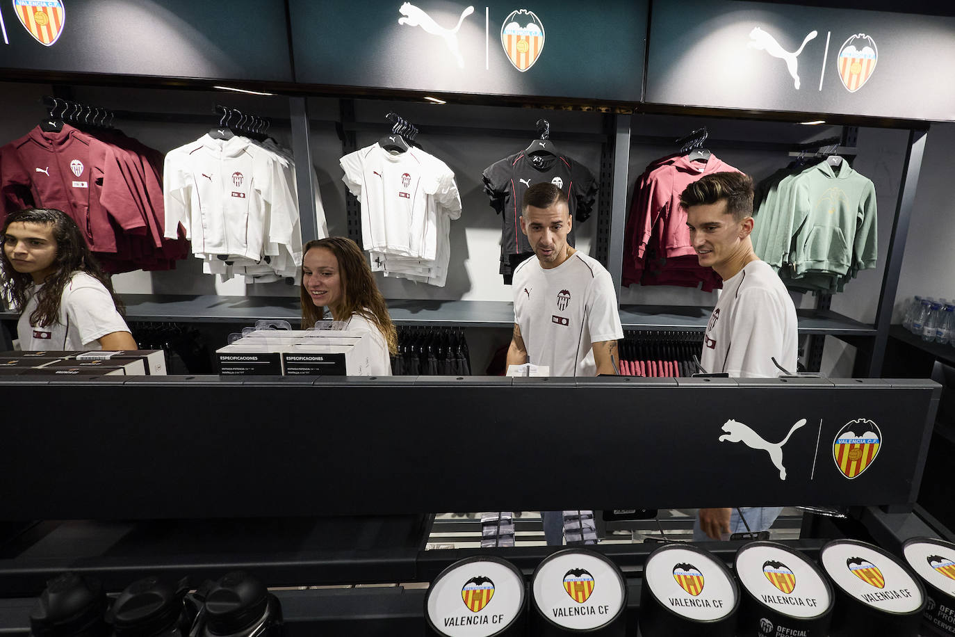 La nueva tienda del Valencia CF en la calle Colón abre sus puertas