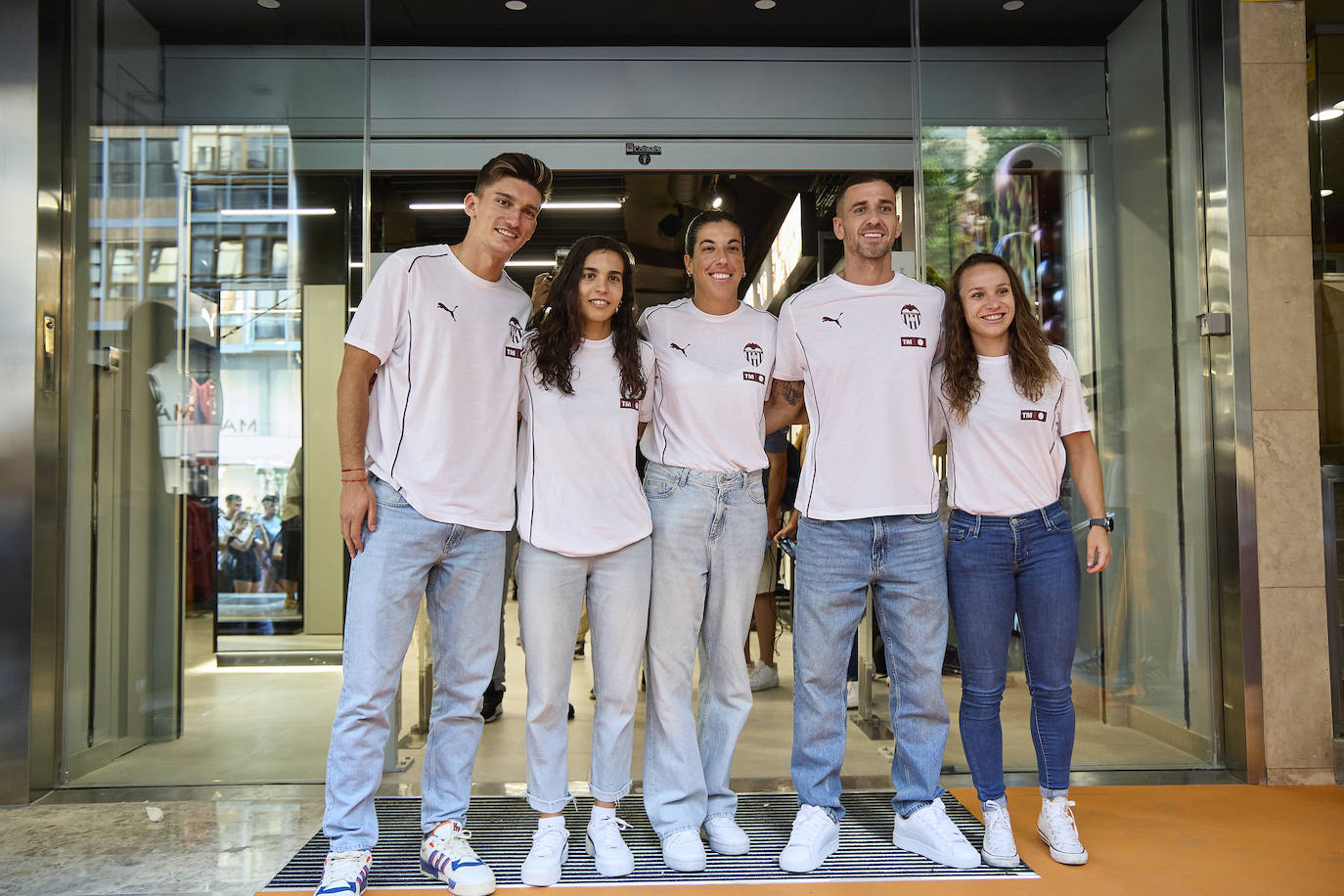 La nueva tienda del Valencia CF en la calle Colón abre sus puertas