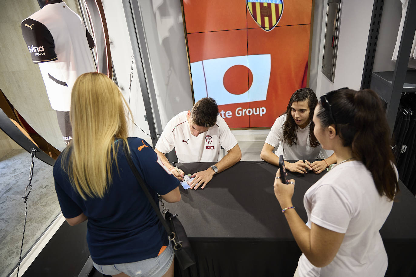 La nueva tienda del Valencia CF en la calle Colón abre sus puertas