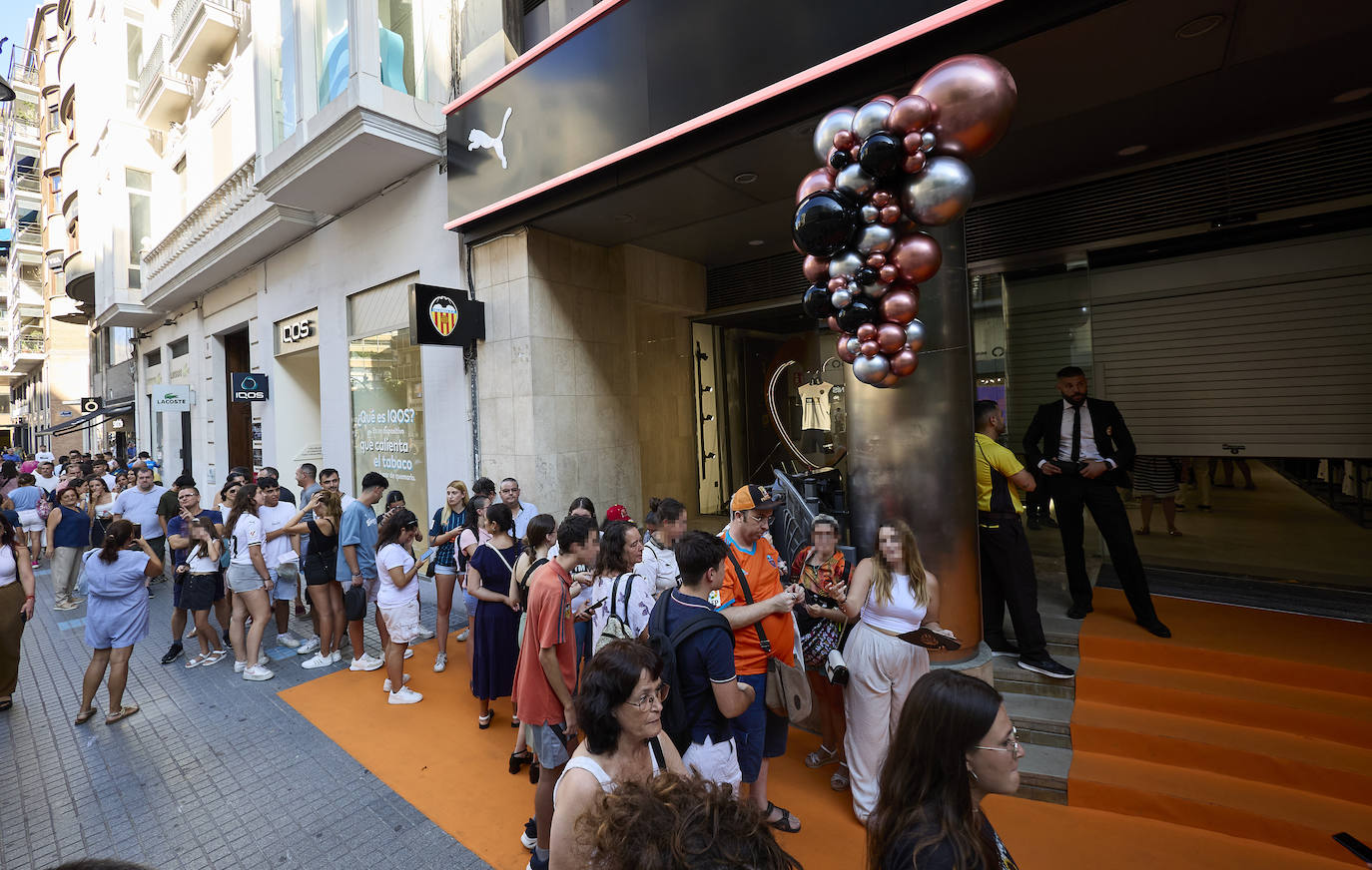 La nueva tienda del Valencia CF en la calle Colón abre sus puertas