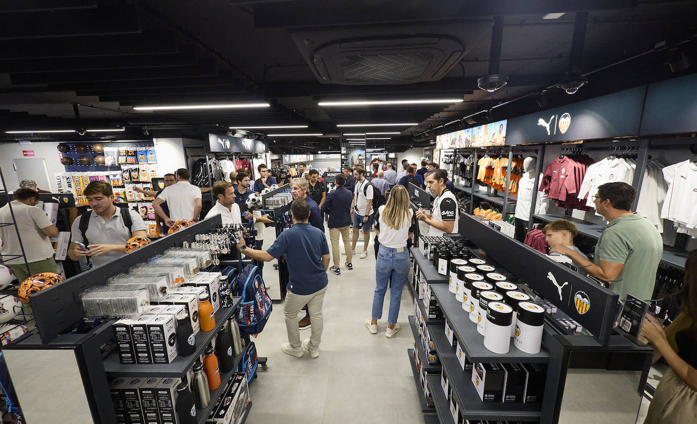 La nueva tienda del Valencia CF en la calle Colón abre sus puertas