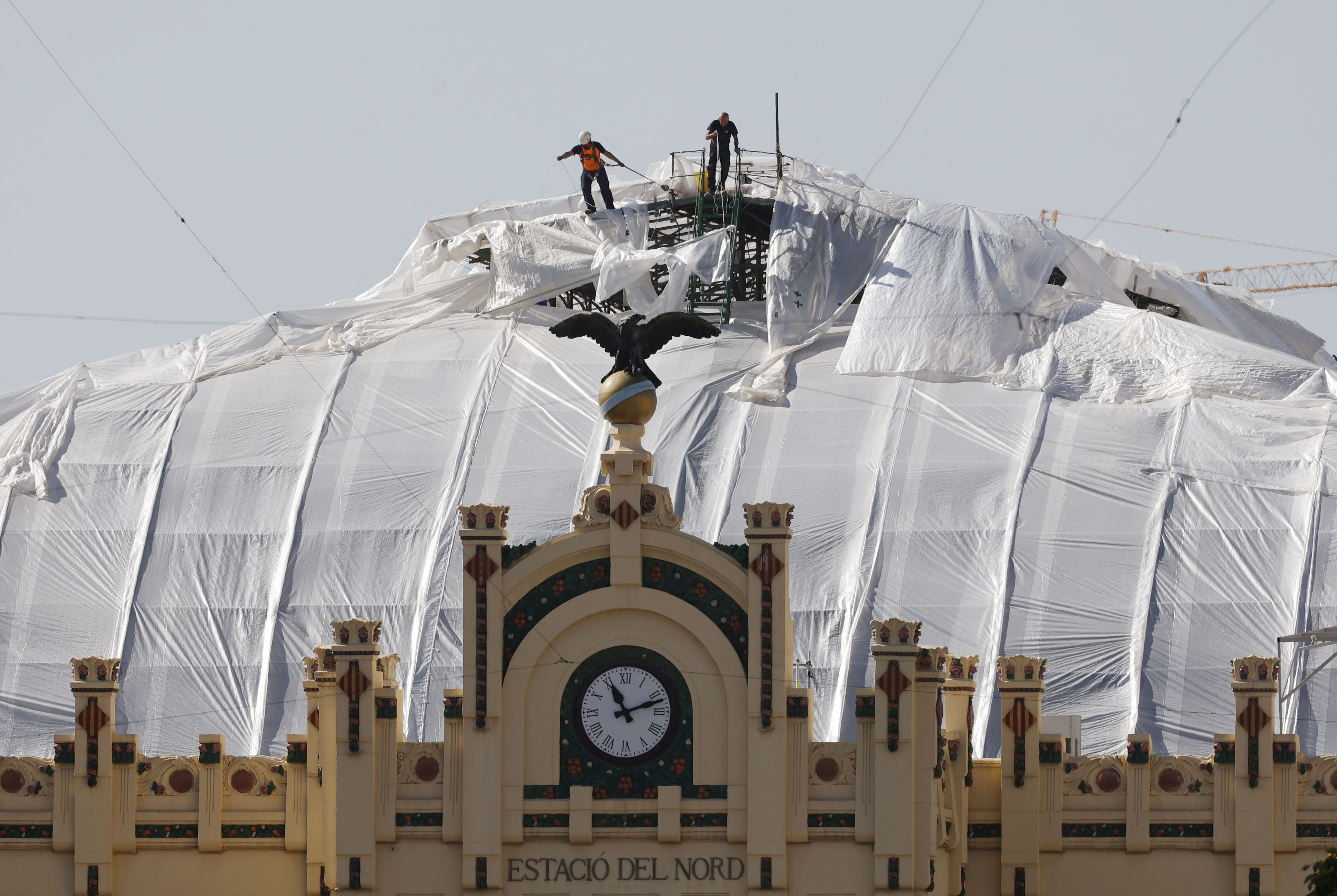 Más plástico sobre la cúpula de la Estación del Norte para evitar daños por lluvias 