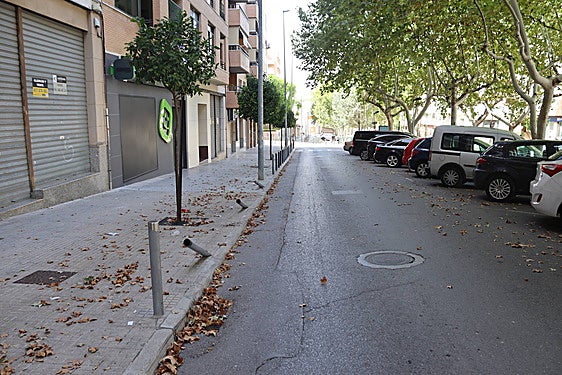 Los bolardoss tumbados de la avenida Fira d'Albaida, donde ocurrió el accidente.