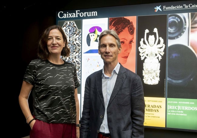 La directora del Área de Exposiciones, Colección y CaixaForum+ de la Fundación 'la Caixa', Isabel Delgado, y el director de CaixaForum Valencia, Álvaro Borrás.