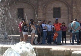 Un grupo de turistas visita Valencia.