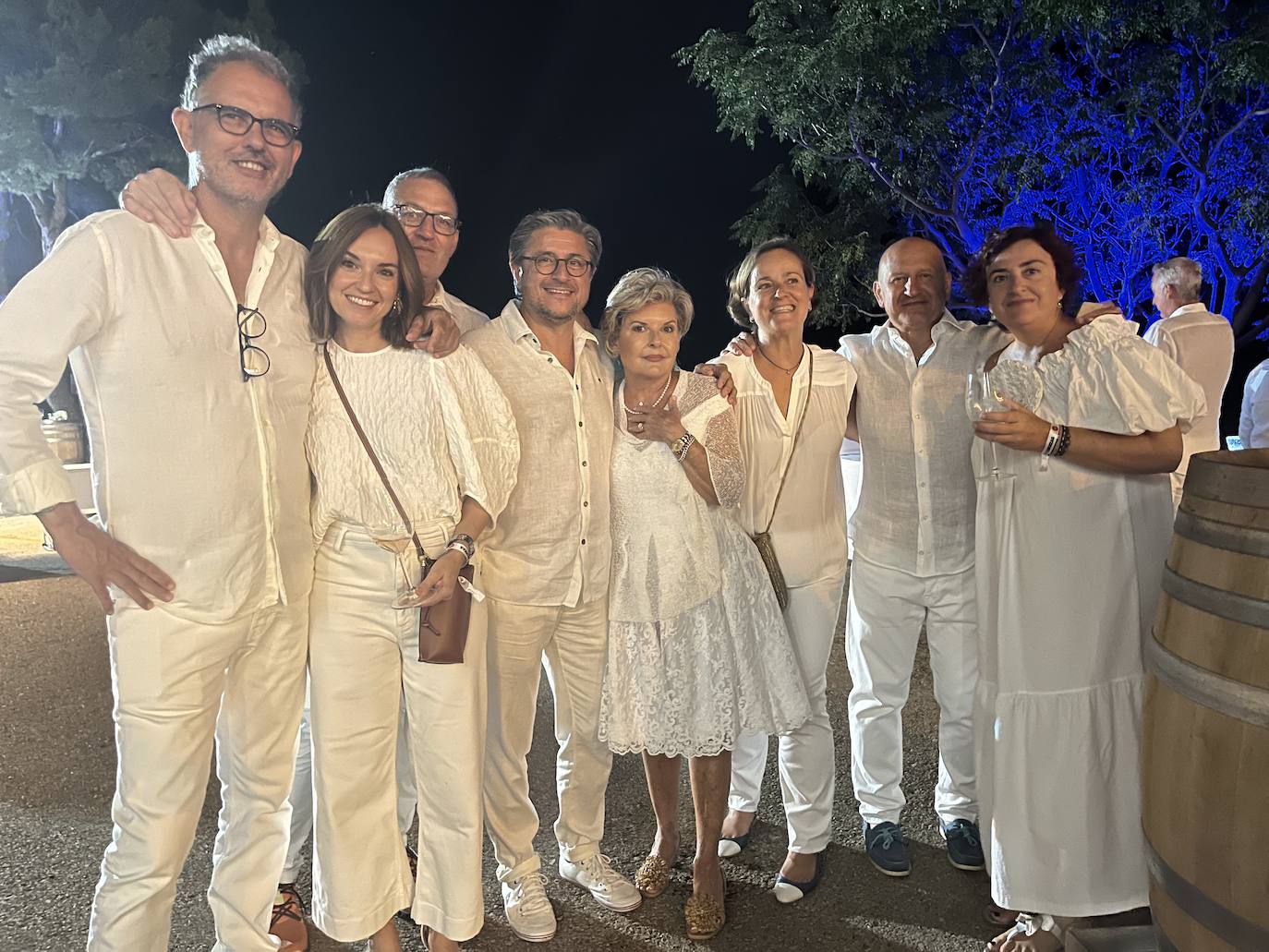 Algunos de los asistentes a la fiesta blanca de Requena, entre ellos Javier Lizcano y su mujer, Paloma Boíllos, además de Pedro Provecho y Toni Germán.