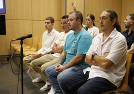 Los acusados de tráfico de drogas durante la sesión del juicio en la Audiencia.