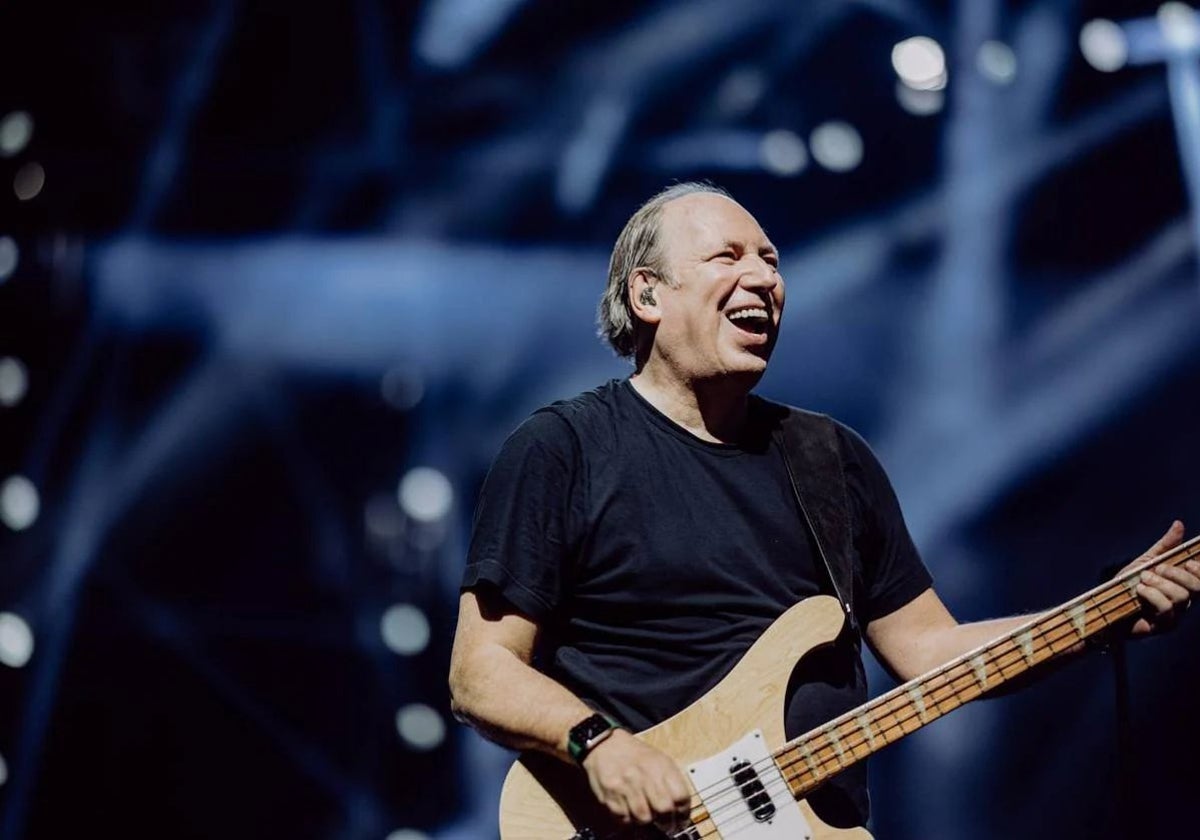 Hans Zimmer, durante una actuación en 2023 donde toca varios instrumentos.