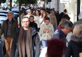 Aglomeración de gente en las calles de Valencia en un día de rebajas.