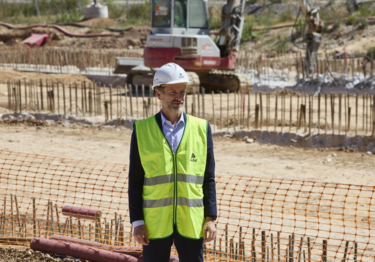 Ángel Contreras, durante una visita a las obras del canal de acceso.