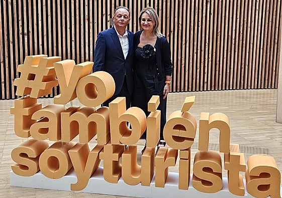 El presidente de la CEV, Salvador Navarro, y la consellera de Turismo, Nuria Montes, antes de la jornada.