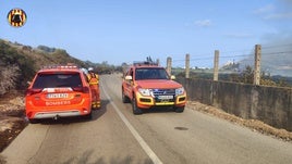 Los bomberos trabajan para sofocar las llamas en Benifaió.