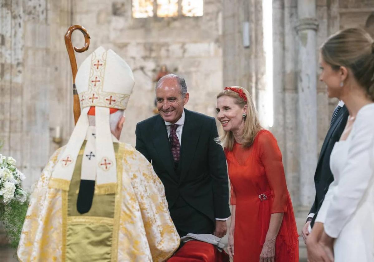 Francisco Camps e Isabel Bas saludan al cardenal arzobispo Antonio Cañizares en la boda de su hijo Fran con Ana Láinez. Isabel llevaba un diseño de Lila Albanozzo.