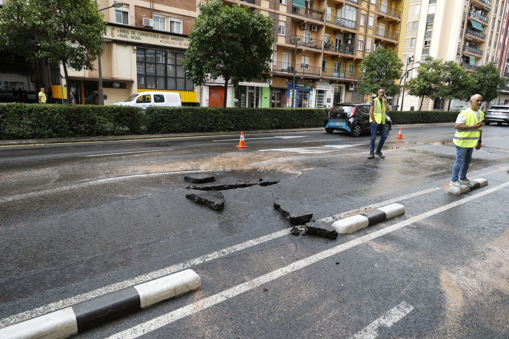 Fotos del reventón de una tubería en la avenida Peset Aleixandre de Valencia