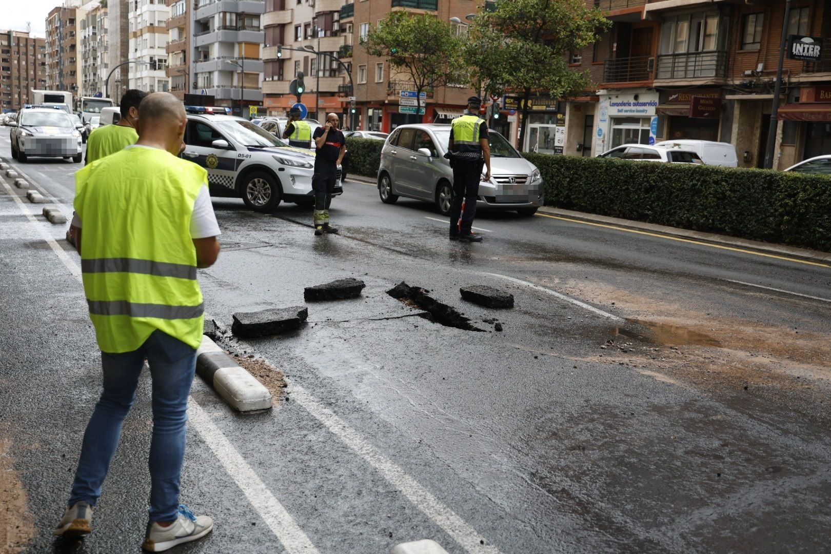 Fotos del reventón de una tubería en la avenida Peset Aleixandre de Valencia