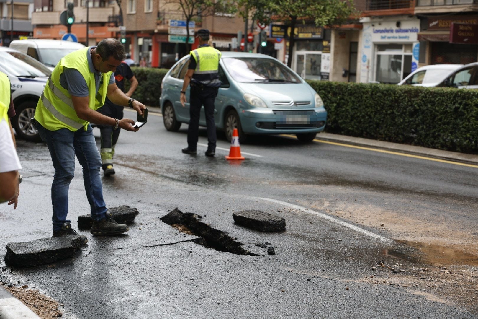 Fotos del reventón de una tubería en la avenida Peset Aleixandre de Valencia